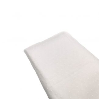 Tela de batista suiza bordada de plumeti en color blanco