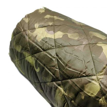 Tela acolchada con estampado de camuflaje verde militar
