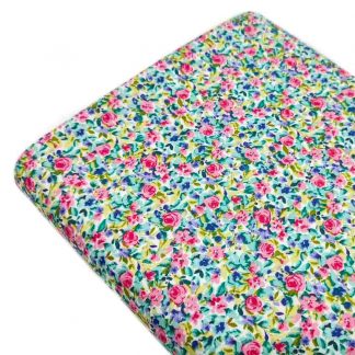 Tela popelín de algodón orgánico estampado con flores tipo liberty de colores azules y rosas