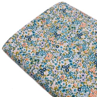 Tela de popelín 100% algodón estampada con flores tipo liberty en tonos jade