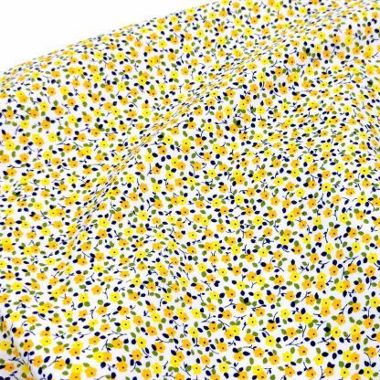 Tela de popelín 100% algodón estampada con flores tipo liberty en tonos amarillos