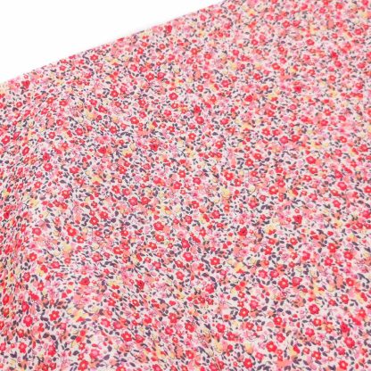 Tela de popelín 100% algodón estampada con flores tipo liberty en tonos rosas