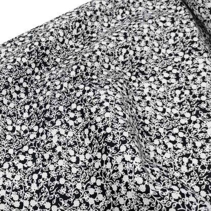 Tela de popelín 100% algodón con estampado de flores blancas tamaño liberty sobre fondo color negro. Minimals Poppy Fabrics Europe