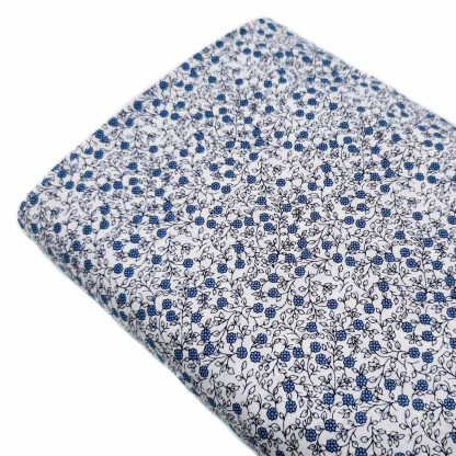 Tela de popelín 100% algodón con estampado de flores azul marino tamaño liberty sobre fondo color blanco. Minimals Poppy Fabrics Europe