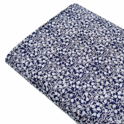 Tela de popelín 100% algodón con estampado de flores blancas tamaño liberty sobre fondo color azul marino. Minimals Poppy Fabrics Europe