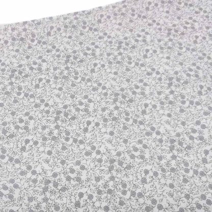 Tela de popelín 100% algodón con estampado de flores gris perla tamaño liberty sobre fondo color blanco. Minimals Poppy Fabrics Europe