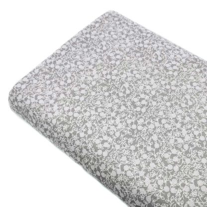 Tela de popelín 100% algodón con estampado de flores blancas tamaño liberty sobre fondo color gris perla. Minimals Poppy Fabrics Europe