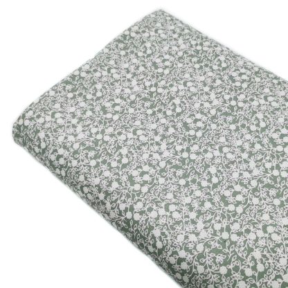 Tela de popelín 100% algodón con estampado de flores blancas tamaño liberty sobre fondo color verde jade. Minimals Poppy Fabrics Europe