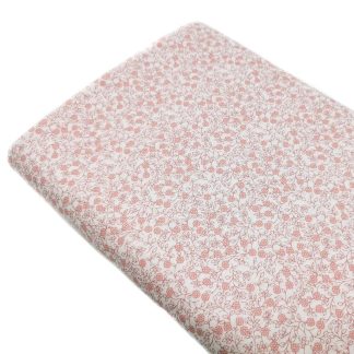 Tela de popelín 100% algodón con estampado de flores rosa palo tamaño liberty sobre fondo color blanco. Minimals Poppy Fabrics Europe