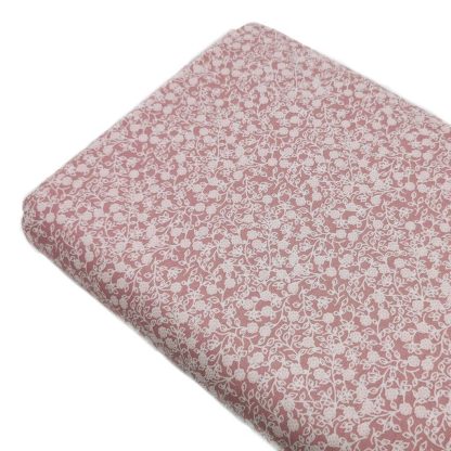 Tela de popelín 100% algodón con estampado de flores blancas tamaño liberty sobre fondo color rosa palo. Minimals Poppy Fabrics Europe
