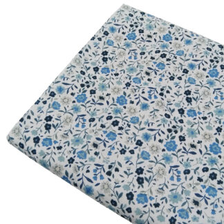 Tela de popelín con estampado de flores tipo liberty en color azul empolvado
