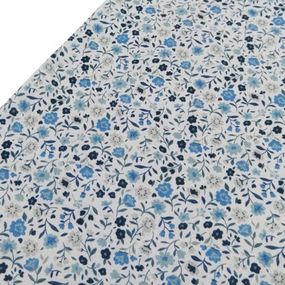 Tela de popelín con estampado de flores tipo liberty en color azul empolvado