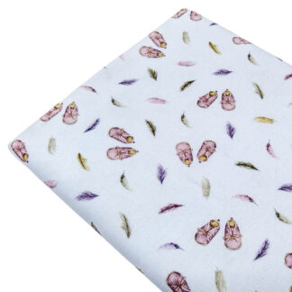 Tela piqué de canutillo con estampado de zapatitos y plumas en tonos rosados