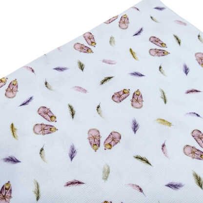 Tela piqué de canutillo con estampado de zapatitos y plumas en tonos rosados