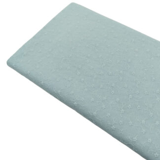 Tela batista bordada menta con pequeñas florecitas