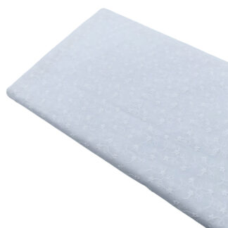 Tela de batista bordada blanca con pequeñas florecitas