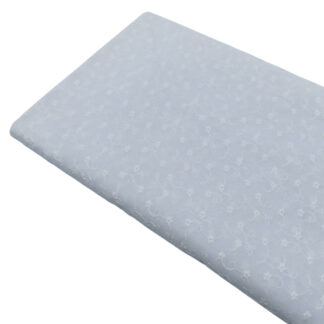 Tela de batista bordada blanco roto con pequeñas florecitas