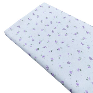 Tela de piqué de canutillo con estampado de lazos malvas y flores malvas