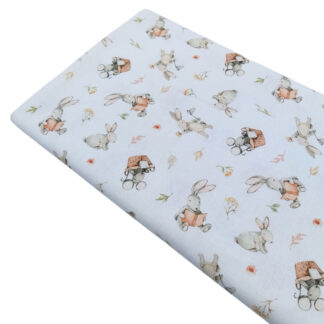 Tela de popelín con estampado de conejitos realizando diversas actividades