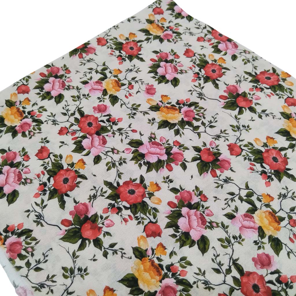 Tela de popelín con estampado de ramos de rosas de colores sobre fondo beige