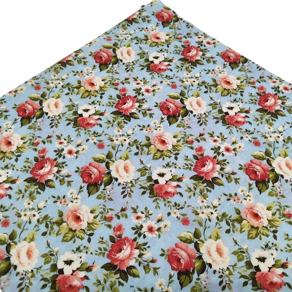 Tela de popelín con estampado de ramos de rosas de colores sobre fondo color agua