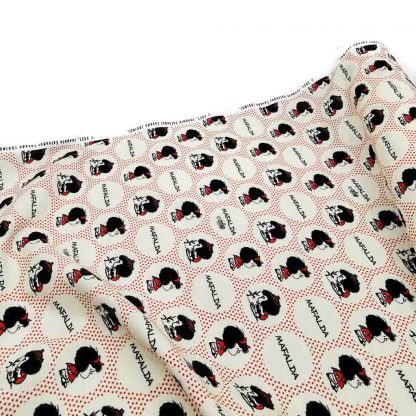 Tela de popelín de algodón orgánico GOTS con estampado de Mafalda y círculos rojos
