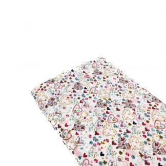 Tela popelín estampada con corazones, mariposas y flores de color rosa