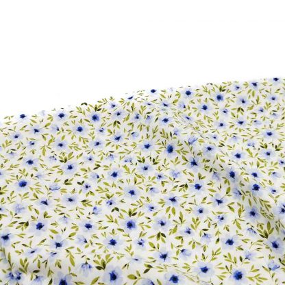 Tela de popelín de algodón orgánico estampado con flores azules