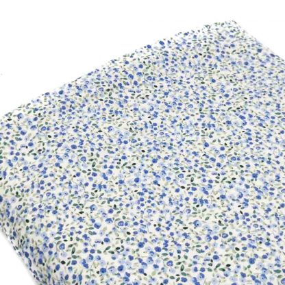 Tela de popelín de algodón orgánico estampado con flores azules tipo liberty