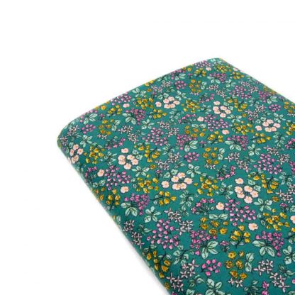 Tela popelín 100% algodón con estampado de ramilletes de flores de colores sobre fondo color verde diseñado by Poppy Europe