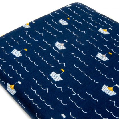 Tela popelín 100% algodón con estampado de barcos de papel sobre fondo color azul marino diseñado by Poppy Europe