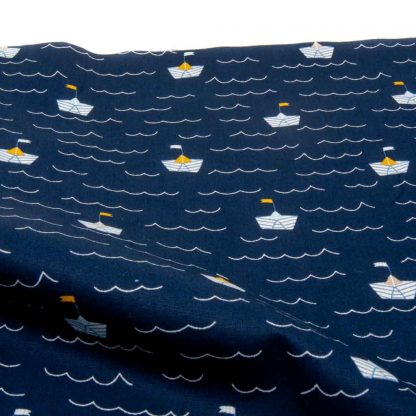 Tela popelín 100% algodón con estampado de barcos de papel sobre fondo color azul marino diseñado by Poppy Europe