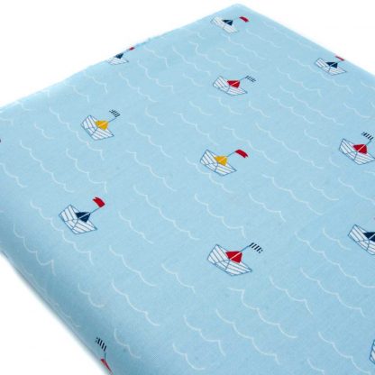 Tela popelín 100% algodón con estampado de barcos de papel sobre fondo color azul bebé diseñado by Poppy Europe