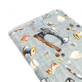 Tela de loneta de algodón estampada con máquinas de coser sobre fondo color gris vintage. Vintage Sewing Kit Designed for you by POPPY Europe