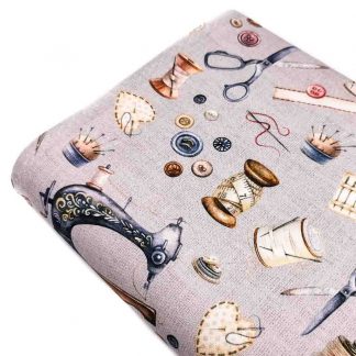 Tela de loneta de algodón estampada con máquinas de coser sobre fondo color gris perla. Vintage Sewing Kit Designed for you by POPPY Europe
