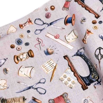 Tela de loneta de algodón estampada con máquinas de coser sobre fondo color gris perla. Vintage Sewing Kit Designed for you by POPPY Europe