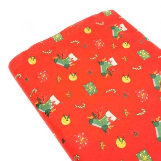 Tela popelín especial Navidad en color rojo con estampado de botas y regalos de Navidad diseñado por POPPY Europe