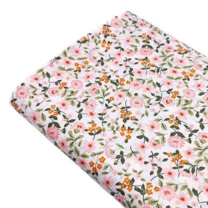Tela de popelín 100% algodón con estampado de flores sobre fondo color blanco diseñado by Poppy Europe