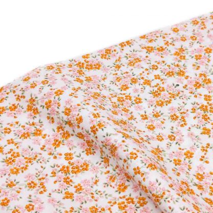 Tela de popelín 100% algodón con estampado de flores liberty sobre fondo color blanco diseñado by Poppy Europe