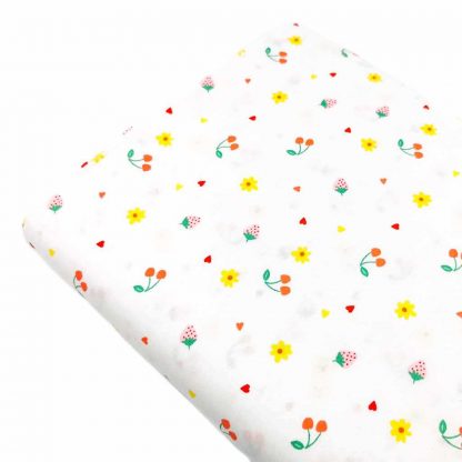 Tela de popelín 100% algodón con estampado de cerezas y flores sobre fondo color blanco diseñado by Poppy Europe