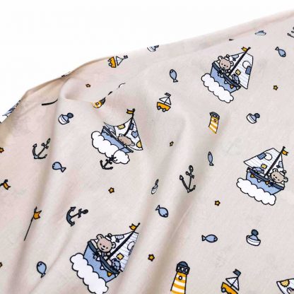 Tela de popelín 100% algodón con estampado de ositos marineros sobre fondo color beige diseñado by Poppy Europe