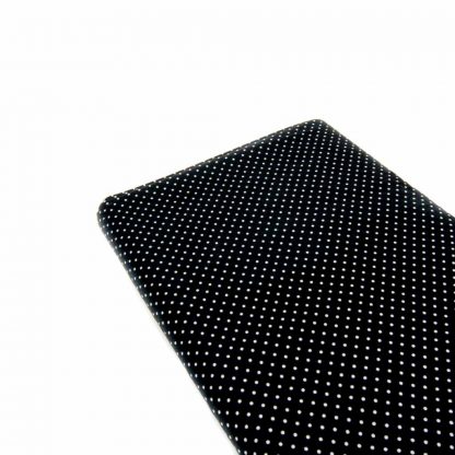 Tela de popelín 100% algodón con estampado de topos blancos pequeños sobre fondo color negro diseñado by Poppy Europe