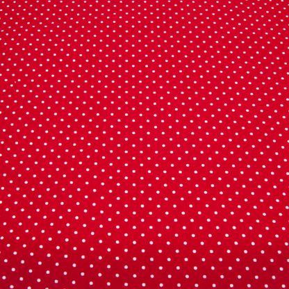 Tela de popelín 100% algodón con estampado de topos blancos pequeños sobre fondo color rojo diseñado by Poppy Europe