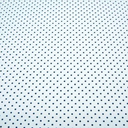 Tela de popelín 100% algodón con estampado de topos azul marino pequeños sobre fondo color blanco diseñado by Poppy Europe