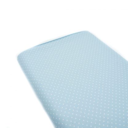 Tela de popelín 100% algodón con estampado de topos blancos pequeños sobre fondo color azul celeste diseñado by Poppy Europe