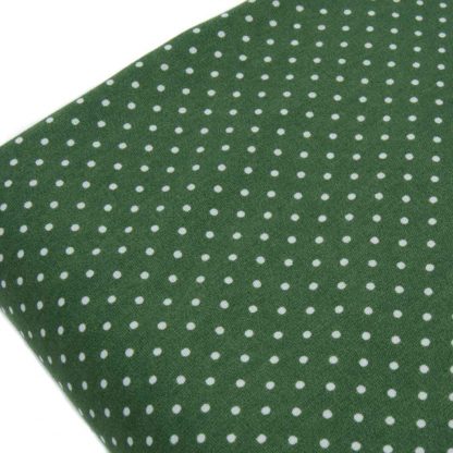 Tela de popelín 100% algodón con estampado de topos blancos pequeños sobre fondo color verde botella diseñado by Poppy Europe