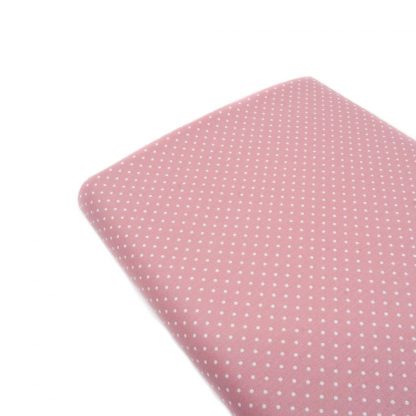 Tela de popelín 100% algodón con estampado de topos blancos pequeños sobre fondo color rosa palo diseñado by Poppy Europe
