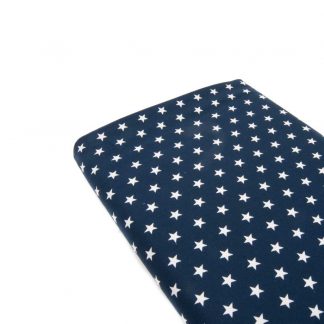 Tela de popelín 100% algodón con estampado de estrellas blancas pequeñas sobre fondo color azul marino diseñado by Poppy Europe