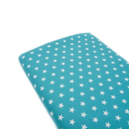 Tela de popelín 100% algodón con estampado de estrellas blancas pequeñas sobre fondo color azul turquesa diseñado by Poppy Europe