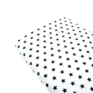 Tela de popelín 100% algodón con estampado de estrellas negras pequeñas sobre fondo color blanco diseñado by Poppy Europe